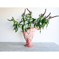 Vintage Coral Haeger Vase | Doppelblatt-Fächer-Vase Hickman Royal Keramik Mid Century Blumenvase Pfirsichrosa Himbeere von PiccadillyPrairie