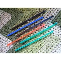 Vintage Set Mit 6 Swizzle Sticks - Säulenförmig 2 Schwarz, 1 Pink, Grün Und Blau Verschiedene Unternehmen von PickerzNGrinnerz