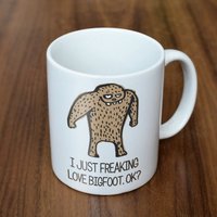 Bigfoot Kaffeebecher - Ich Nur Freakin Liebe Bigfoot Okay?/Lustige Sasquatch Fehlt Link Geschenk Kaffeetasse Becher von PicksPlaceGifts