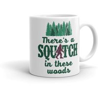 Sasquatch Kaffeebecher - Es Gibt Eine Squatch in Diesen Wäldern Lustige Bigfoot Geschenk Kaffeetasse 11 Unzen 15 Becher von PicksPlaceGifts