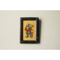 Charmantes Vintage-stil Hinterglasgemälde Aus Indien Naive Kunst Gemaltes Obst Orange Citrus Zweig Recycelt Handgemachter Rahmen 13, 5 X 19 cm Charmantes Vintage-stil Hinterglasgemälde Aus Indien Naive Kunst Gemaltes Obst Orange Citrus Zweig Recycelt Handgemachter Rahmen 13, 5 X 19 cm von PickupSticksVintage