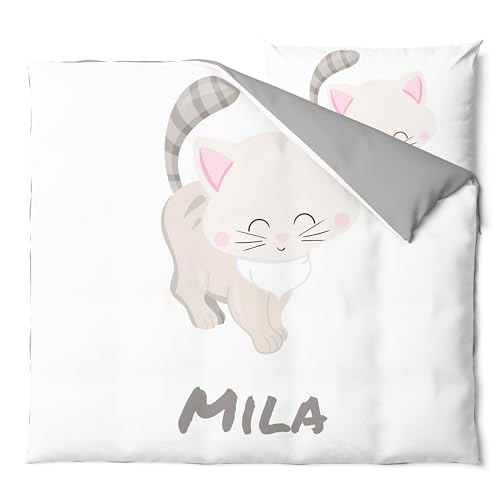 Pictogogo Personalisierte Kinderbettwäsche Set mit Katzen - Baby Bettwäsche Mit Namen - Wählbare Unterfarbe - Babybett Komplett Set - 1 Bettbezug & 1 Kissenbezug (80 x 80 cm, Weiß) von Pictogogo