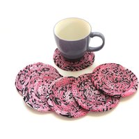 Coiled Fabric Untersetzer Pink, Schwarz & Weiß Batik, 6Er-Set Coiled Fabric Untersetzer Pink, Schwarz & Weiß Batik, 6Er-Set von PiecefulDesign