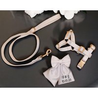 Hund Set Hochzeit | Hunde Geschirr Mit Schleife Für Personalisierte von PieceofLuckDB