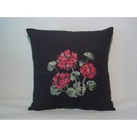 Geranien Kissen in Schwarz von PiecesPinsandPaint