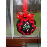 Gesteppter Ballanhänger Mit Zuckerstange von PiecesPinsandPaint