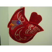 Gestickte Kardinal Ornamente Roter Wollfilzvogel Mit Weißer Schleife von PiecesPinsandPaint