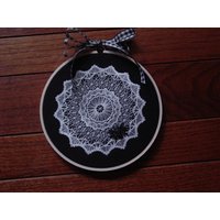 Spinnennetz Im Rahmen Auf Schwarz von PiecesPinsandPaint