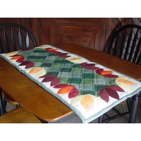 Tulip Tischläufer von PiecesPinsandPaint