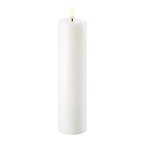 Uyuni Lighting, patentierte 3D-LED-Kerze mit flackernder Flamme, elegantes und minimalistisches Design, Wachsbasis – Pillar Nordic White, 5,8 x 25 cm. von Piffany Copenhagen