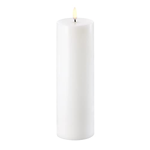 UYUNI Lighting Patentierte 3D-LED-Kerze mit flackernder Flamme, elegantes und minimalistisches Design, Wachsbasis – Pillar Nordic White 6,8 x 25 cm von Piffany Copenhagen