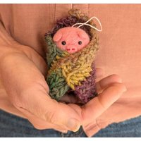 Handgefertigte Schweine in Decken, Weihnachtsbaumschmuck, Filzanhänger Und Gehäkelter Wanddeko von PignMix