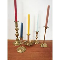 Schönes Konvolut Von 5 Kerzenhaltern Aus Messing, Vintage Kerzenständer, Goldener Kerzenständer von Pilgrimsoulfinds