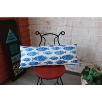 Fisch Design Lumbar Kissen, 12x32 Baumwollkissen, Blaues Fischkissen, Bankkissenbezug, Bettkissenbezug/P-3110 12x32 von Pillow2Go