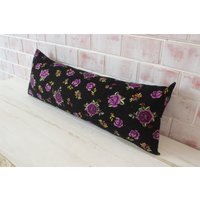 Schwarzes Blumenkissen, 12x32 Kissenbezug, Ethno Lumbar Kissen, Boho Bettkissen, Langes Baumwolllumbalkissen/P-2369 von Pillow2Go