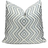 Bestickter Grün Grauer Ikat Kissenbezug Damona Seamist Designer Accent von PillowSplashStudio