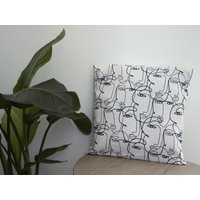 Kissenbezug I Abstrakte Gesichter One Line Art Weiß Schwarz Minimalistisch Boho Kissenbezug I Abstrakte Gesichter One Line Art Weiß Schwarz Minimalistisch Boho von PillowsByLelo