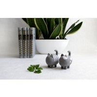 Zwei Nadelgefilzte Katzen Figur, Liebhaber Geschenk, Niedliches Schreibtisch Accessoires, Kawaii Mini Kätzchen, Sammelbare Miniaturen Skulpturen von PillsAgainstBoredom