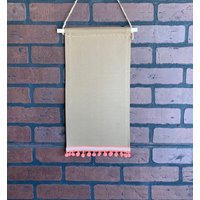 Große Hellbraune Leinwand Banner Mit Schönen Vintage-Bandbesatz Und Pom Ball Fransen, Rechteckige Pin Sammlung Große Hellbraune Leinwand Banner Mit Schönen Vintage-Bandbesatz Und Pom Ball Fransen, Rechteckige Pin Sammlung von PinBannerShop
