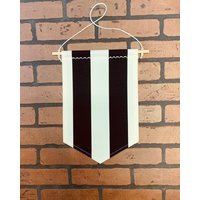 Großes Pin Banner. Emaille Banner Mit Schwarzen Und Weißen Streifen, Wimpel, Halter, Leinwand Banner, Ente Wimpel Großes Pin Banner. Emaille Banner Mit Schwarzen Und Weißen Streifen, Wimpel, Halter, Leinwand Banner, Ente Wimpel von PinBannerShop