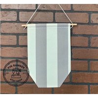 Leeres Segeltuch-Banner in Weißen Und Grauen Streifen Mit Trapezförmiger Unterseite, Inklusive Dübelstange Schnur, Pinnwand, Pin-Display von PinBannerShop