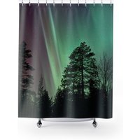 Nordlichter, Aurora Borealis, Natur Badezimmer, Nachthimmel Duschvorhang, Wald Baum Grüner Duschvorhang von PinePrintCo