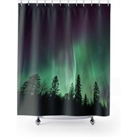 Nordlichter, Aurora Borealis, Natur Badezimmer, Nachthimmel Duschvorhang, Wald Baum Grüner Duschvorhang von PinePrintCo