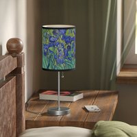 Van Gogh Lampe, Blumenlampe, Irisblume, Malerei, Vintage Kunstlampe, Geschenk, Vincent Gogh, Kunst Beleuchtung von PinePrintCo