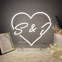 Benutzerdefinierte Hochzeit Tischschild Mit Ständer, Namenstabelle Leuchtreklame, Bar Tabletop Signage, Büroempfang, Business Tischleuchte von PinkBangLED