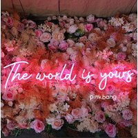 The World Is Yours Led Neon Decor Sign - Stilvolle Und Inspirierende Wandkunst Für Zuhause Oder Büro, Handgemachte Neongeschenke, Wanddekoration von PinkBangLED