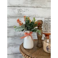 Herbst Gestuftes Tablett Mini Blumengesteck, Bauernhaus Wohndekor, Vasen, Abgestuftes Grün, Eukalyptus, Tierisch Dekor, Floral von PinkLizzyDesigns