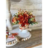 Herbst Tiered Tablett Mini Blumengesteck, Bauernhaus Dekor, Mini-Vasen, Grün, Eukalyptus, Blumengesteck von PinkLizzyDesigns