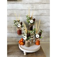 Herbst Tiered Tablett Mini Blumengesteck, Kürbis Dekor, Grün, Weizengras, Blumen von PinkLizzyDesigns