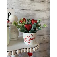 Valentine Stufen Tablett Mini Blumengesteck, Dekor, Herz Vasen, Grün, Eukalyptus von PinkLizzyDesigns