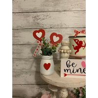 Valentinstag Gestufte Tay Deko, Holzherzen, Home Decor, Tablett Dekor, Blumen, Holz Gespräch Herzen von PinkLizzyDesigns