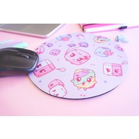 Kawaii Marshmallow Mauspad - Anime Illustriertes Mousepad Büro Dekor Süßer Niedliches Accessoire Für Den Schreibtisch von PinkMochiStudio