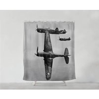 Curtiss P-40Fs Kriegsflugzeug Duschvorhang - Badezimmer Kunst Boho Wohnkultur Sets Geschenk Badvorhang S#64 von PinkPalmDecor