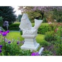Steinfigur Koi Fisch Steinguss Beton Gartenfigur Karpfen Soragoi Frostfest Weiss von PinkPeachySteinguss