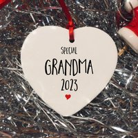Oma Weihnachten Ornament, 2023, Weihnachten, Nanna, Nanny, Spezielle Oma, 2023 von PinkStrawberryStudio