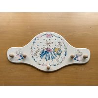 Kindergarderobe Mit Dekorativem Hasendruck von Pinkparrotvintage