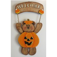 Willkommensbär Im Kürbisanzug, Türhänger, Wanddeko, Lehrergeschenk, Einweihungsgeschenk von PinkysPickens