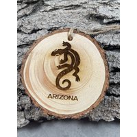 Rustikales Gecko Arizona Design, Holzverzierung, Laser Gravierte Verzierung, Pinon Kiefernverzierung von PinonAndPine