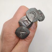 Handgeschmiedeter Nagel Mit Angepasster Und Individueller Verzierung, Aus Schwarzem Eisen Handgeschmiedeter Nagel Mit Angepasster Und Individueller Verzierung, Aus Schwarzem Eisen von Pipeblacksmith