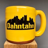 Dahntahn Pittsburgh Tasse Gold Handgemacht in Von Lokalen Yinzer Künstlern Dahntahn Pittsburgh Tasse Gold Handgemacht in Von Lokalen Yinzer Künstlern von PittsburghPottery