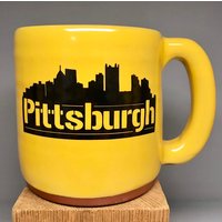 Pittsburgh Tasse Gold Handgemacht in Von Lokalen Yinzer Künstlern Pittsburgh Tasse Gold Handgemacht in Von Lokalen Yinzer Künstlern von PittsburghPottery