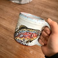 Regenbogen Forelle Tasse Mit Blau Und Orange Lippentropfen von PittsburghPottery