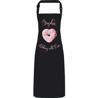 Personalisierte Schürze. Jeder Name Backt Mit Liebe. Verstellbarer Halsgurt. Herz Donut. Geschenkidee. Vollfarbdruck Direkt Zum Kleidungsstück 7 von PixPrintUK