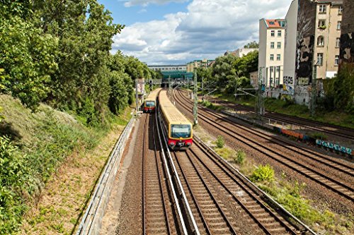 Pixblick - S-Bahn in Prenzlauer Berg in Berlin - Hochwertiges Wandbild - Leinwand 90 x 60 cm von Pixblick