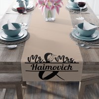 Hochzeitsgeschenk Tischläufer/ Individuelle Tischläufer | Rustikales Wohndekor Unser Erstes Zuhause von PixellentGifts