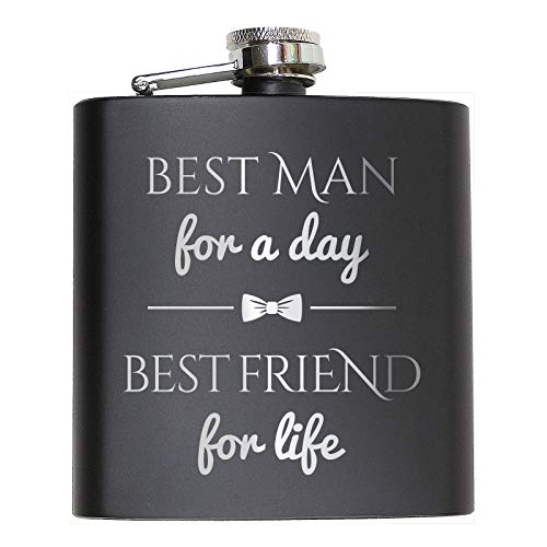 Pixelstudio Trauzeugen Flachmann Best Man for A Day, Best Friend for Life in Schwarz. Mit Gravur. Als Geschenk für den Besten Trauzeugen und Groomsmen von Pixelstudio